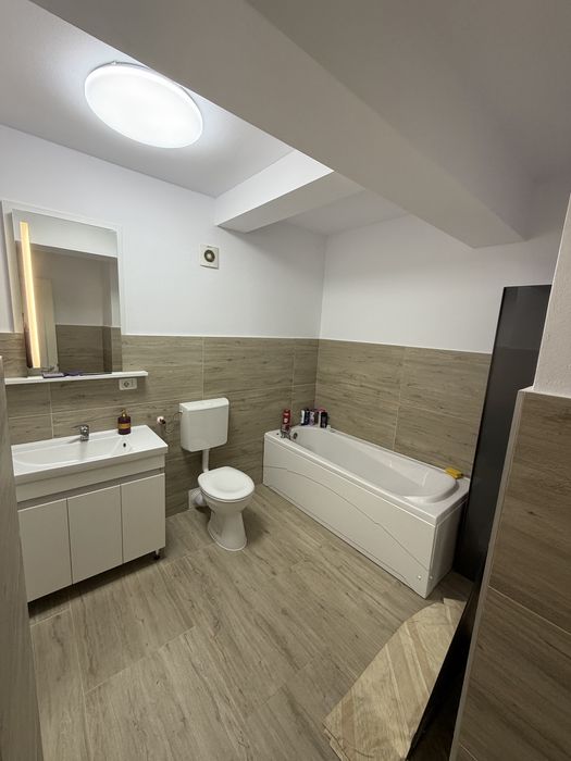 Apartament 3 camere de închiriat
