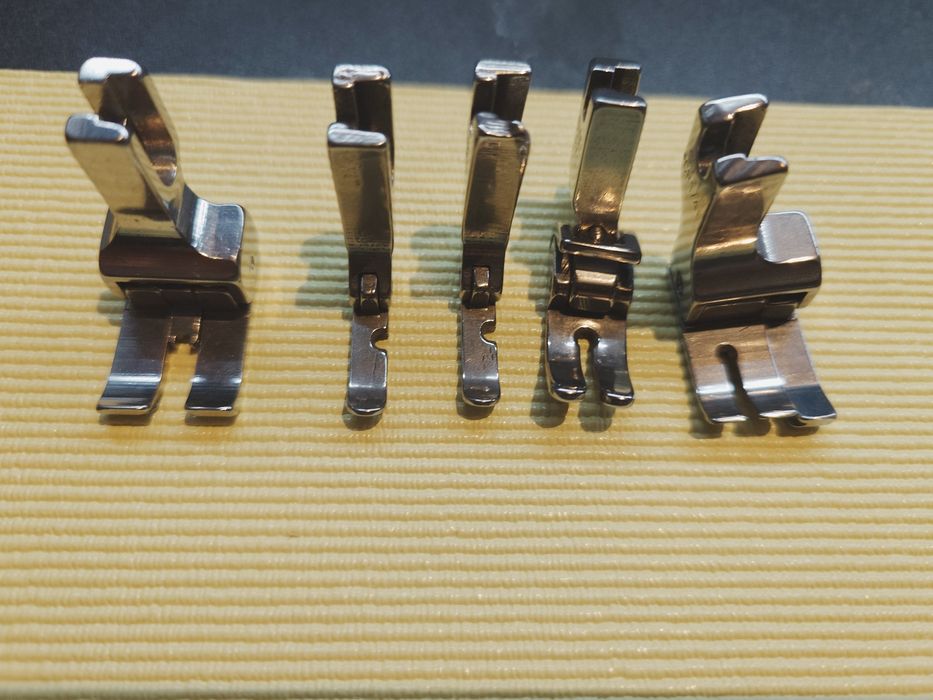 Vând set de accesorii și ace  pentru mașini de cusut industriale