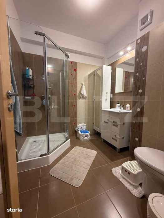 Apartament 3 camere, decomandat, etaj intermediar, lift, parcare si bo