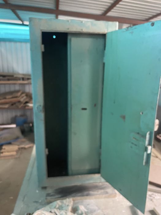 Сейф металически