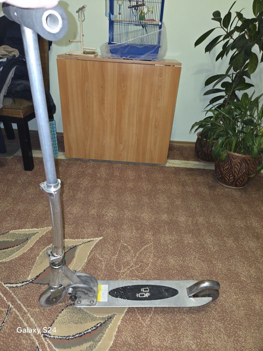 Продам металлический самокат с регулирующейся ручкой производ.Германия