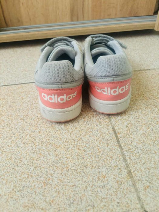 Adidas маратонки подходящи за сезона