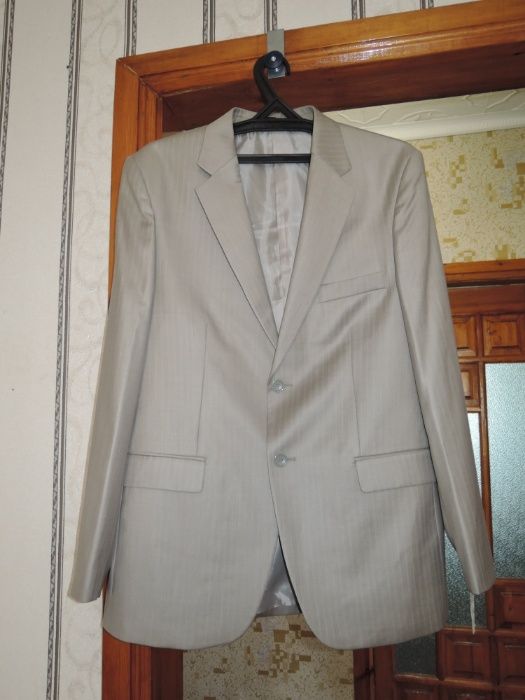 Новый костюм продам