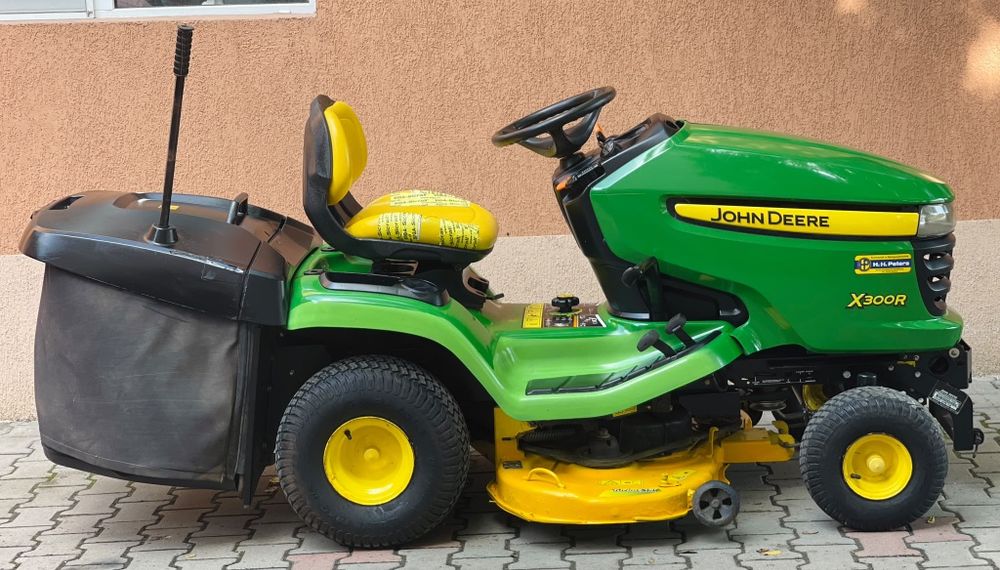 Cositoare de tuns iarba John Deere X 300 R cu Coș  / 603cc / 20 cai putere V- Twin / Recent adus!