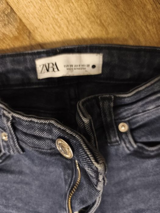 Blugi elastici Zara mărime 36 skiny cu talie înaltă albastru închis spre negru
