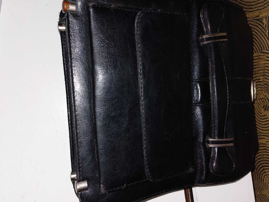 Мъжка чанта ест. кожа 40/37,чантичка на Босс23/20,зимни обувки №40