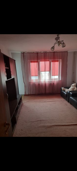 Apartament cu 3 camere de închiriat