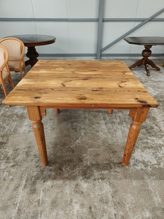 Квадратна трапезна маса