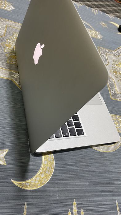 MacBook Air i5 (srochno sotiladi)
