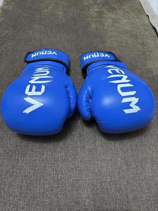 Боксёрские перчатки venum
