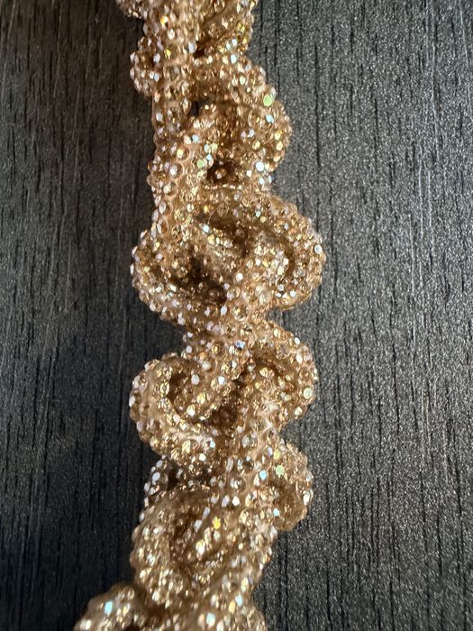 Brățară aurie handmade realizată de mine din șnur cu strasuri