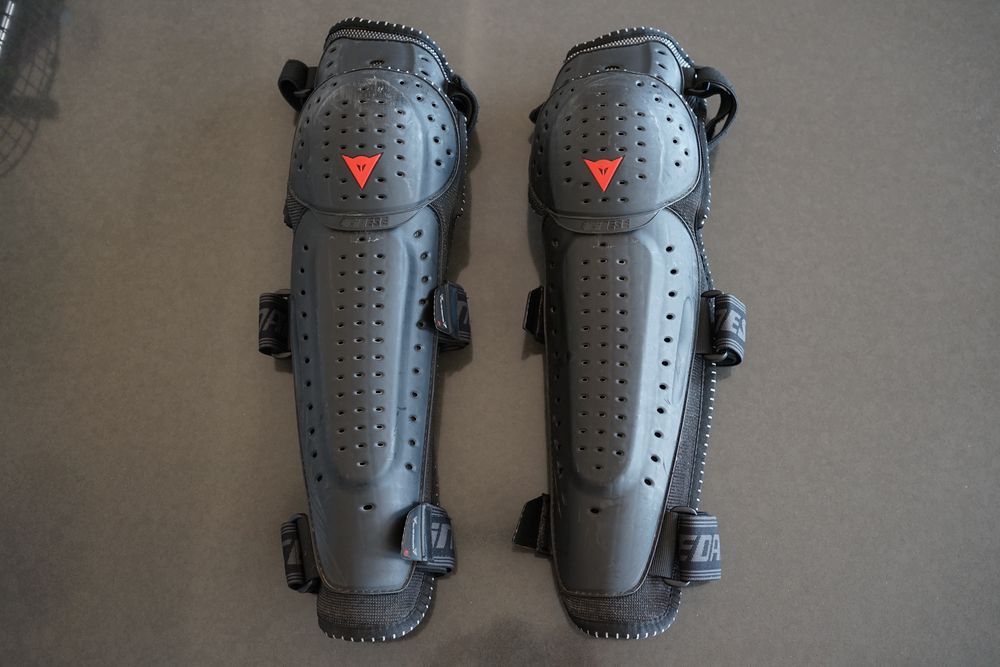 Dainese протектори за коляно