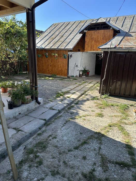 Vand casa 4 camere, 2 bai, garaj, camara, magazie, 2400 metri, la 10 min de DN1 , 25 min de Sinaia si 15 min de Ploiesti! Toate utilitatile!