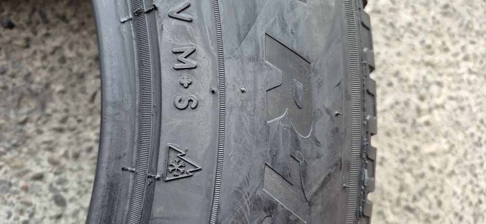 4 anvelope iarna Pirelli 235/65/19.Pretul este pe bucata