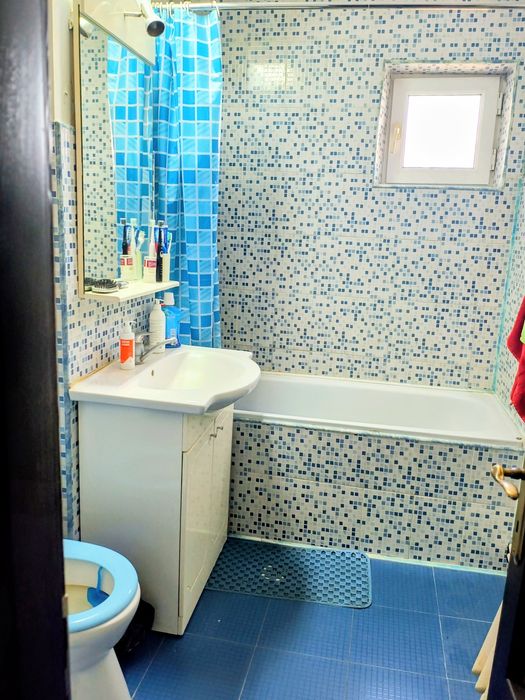 Vând apartament cu 2 camere la etajul 2 din 4 zona Casa de sănătate