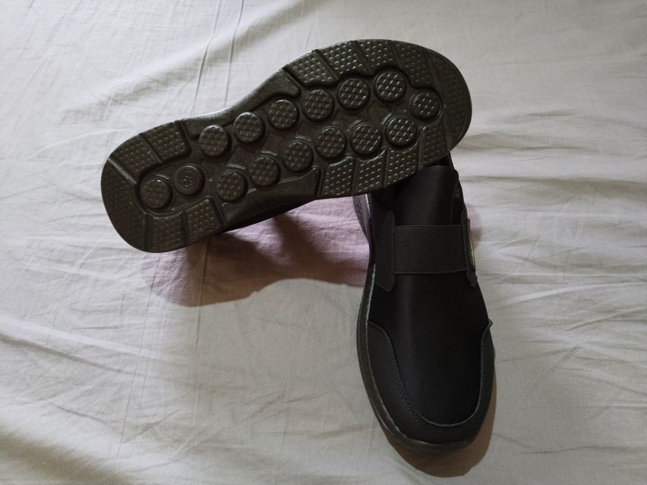 Продаётся зимняя обувь с искусственным мехом.