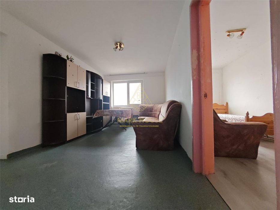 Apartament cu 3 camere de vanzare, zona Milcov