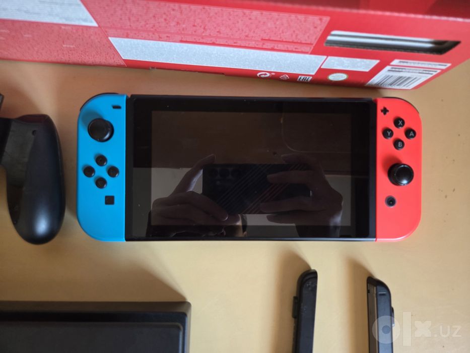 Nintendo Switch V2 — полный комплект, отличное состояние
