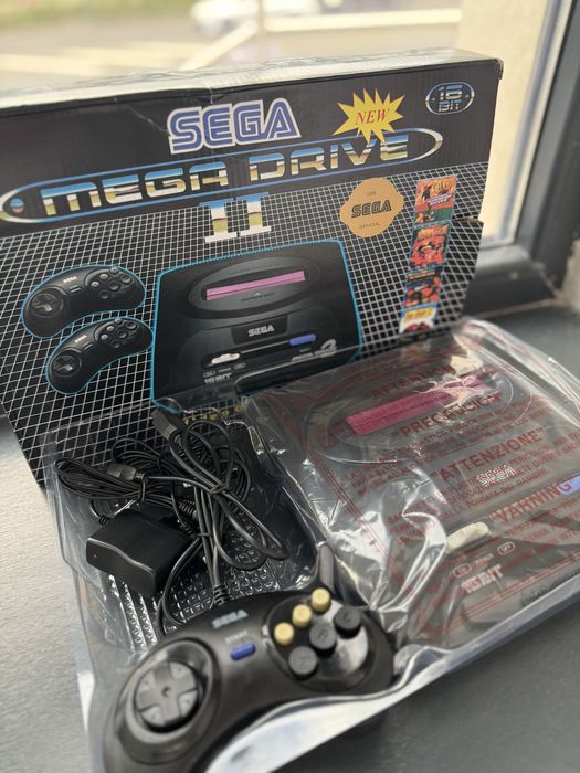 Игровая приставка Sega Mega Drive II с двумя геймпадами в комплекте