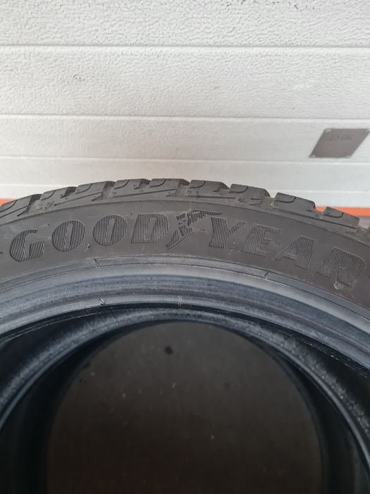 Зимни гуми 2 броя GOODYEAR UltraGrip 245 40 R18 дот 3518