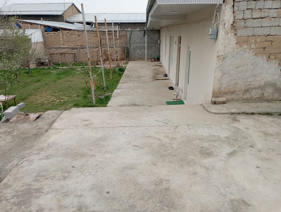 6 sotix 4 xona oshxona vana Hojatxona lari bor honalar imulsa qilingan