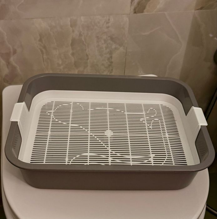 Лежанка и лоток для кошек