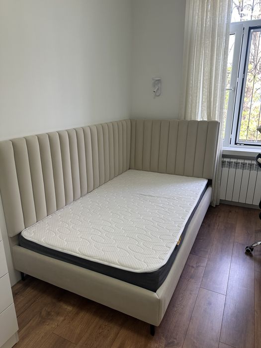 Продаю Кровать с мягким изголовьем (120х210 см), бежевая с матрасом