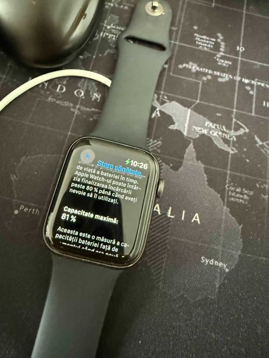 Apple Watch SE 44mm (2020) - stare bună, brățări originale