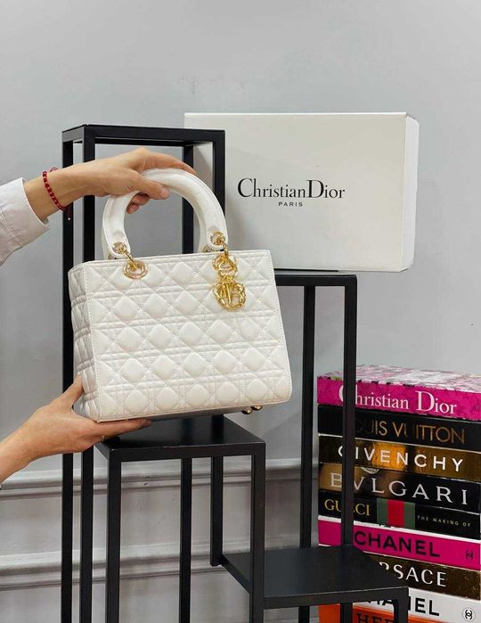 Чанти дамски луксозни нови на топ брандове