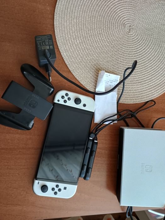 Vând Nintendo Switch oled