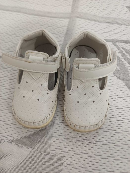 Бели бебешки обувки