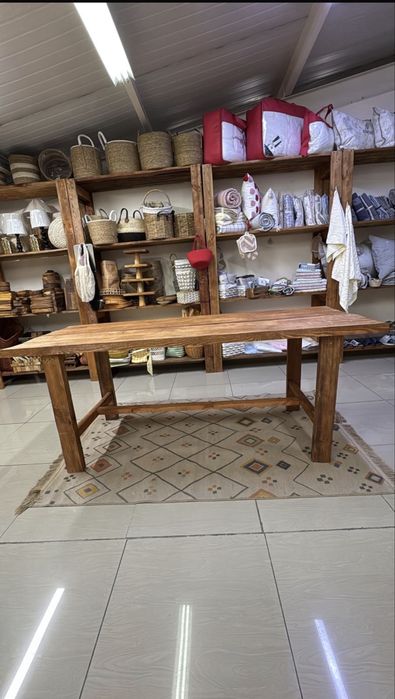 Стол из дерева отличного качества.