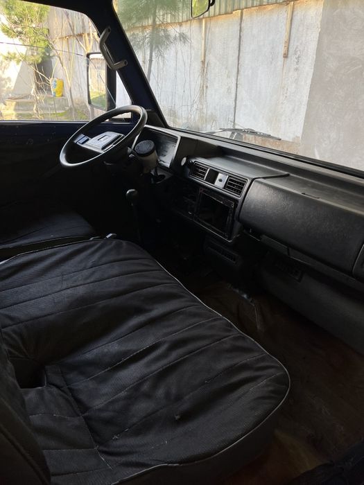 Автомобиль Мазда Е2200