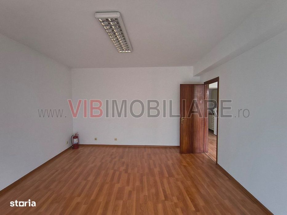 Apartament cu 3 camere, 80 mp, nemobilat - pentru birouri - Zona Piața
