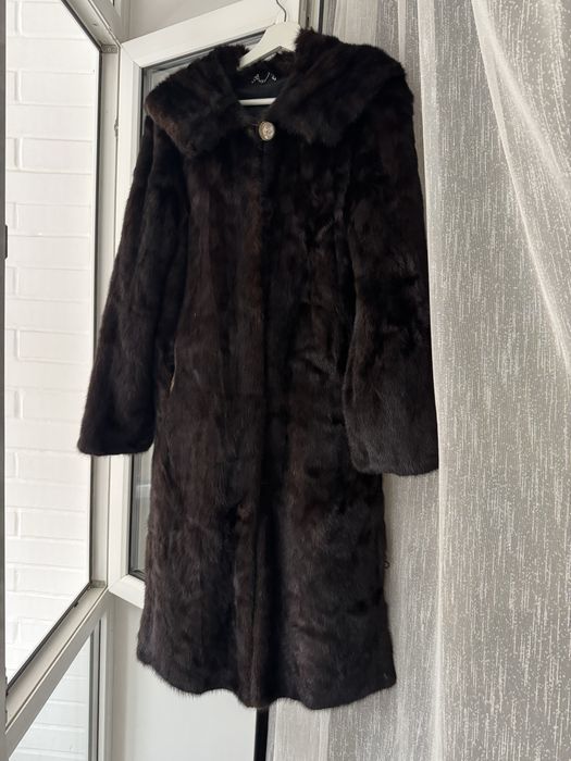 Шуба б/у 42-44 с капюшоном