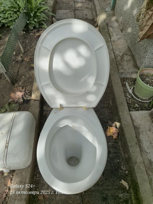 Тоалетни чинии.  Душ, казанче и мивка.