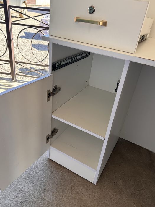 Продам ресепшен стол