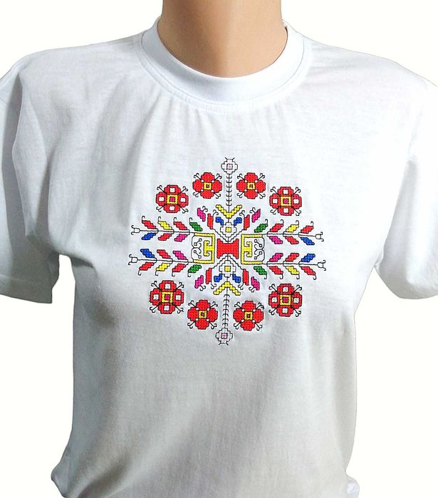 Тениски с шевици, бродирани народни мотиви.