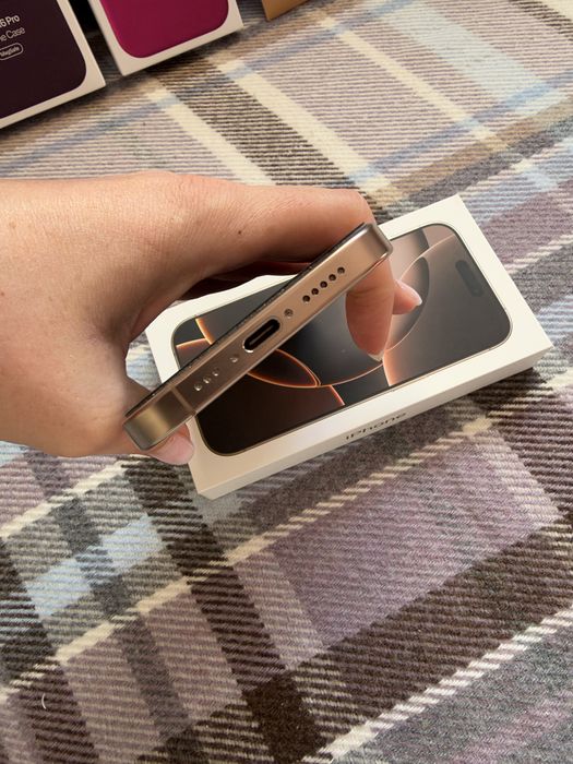 iPhone 16 Pro 256 GB Desert Titanium като нов + оригинални калъфи подарък