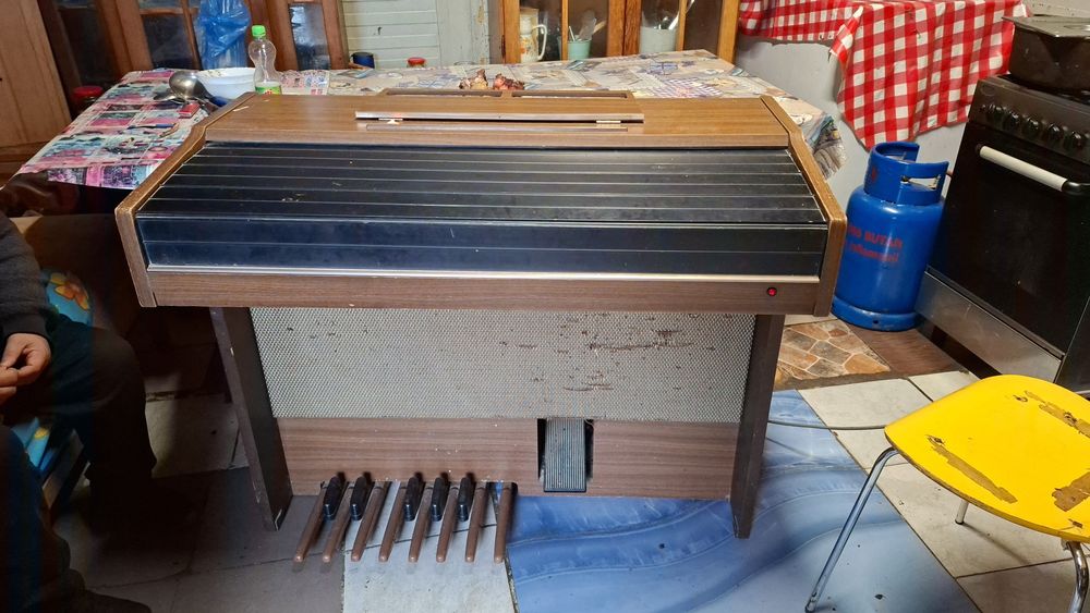 Vând pian electric perfect funcționează