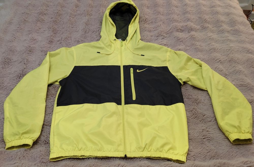 Geaca cu gluga Nike AeroSwift