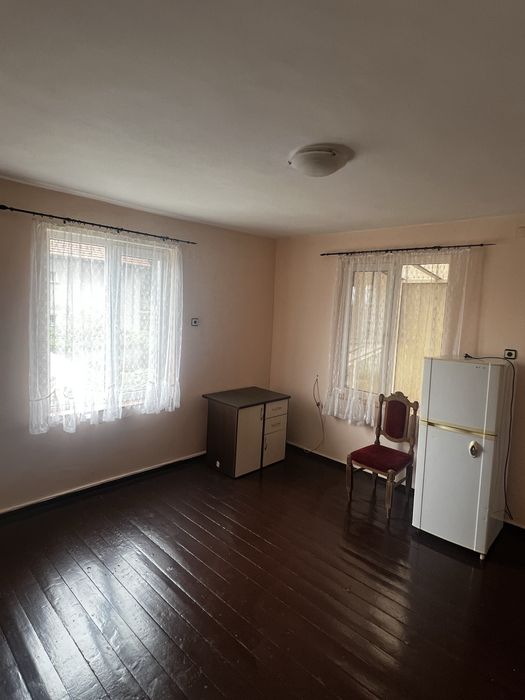 Дава се под наем стая в село Бусманци