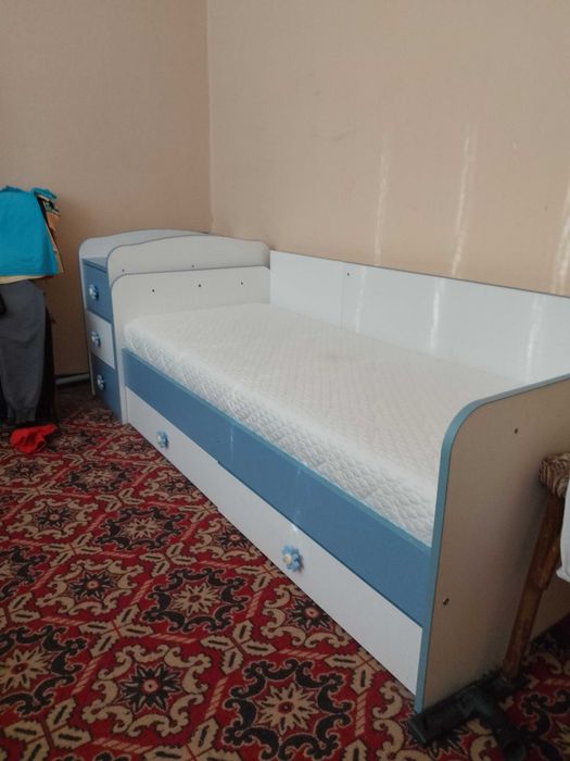 Продавам детско легло с шкаф