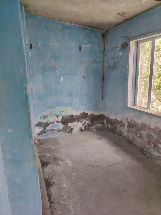 Opshiy dvor lekin adelni qilingan darvozasi bor adelni