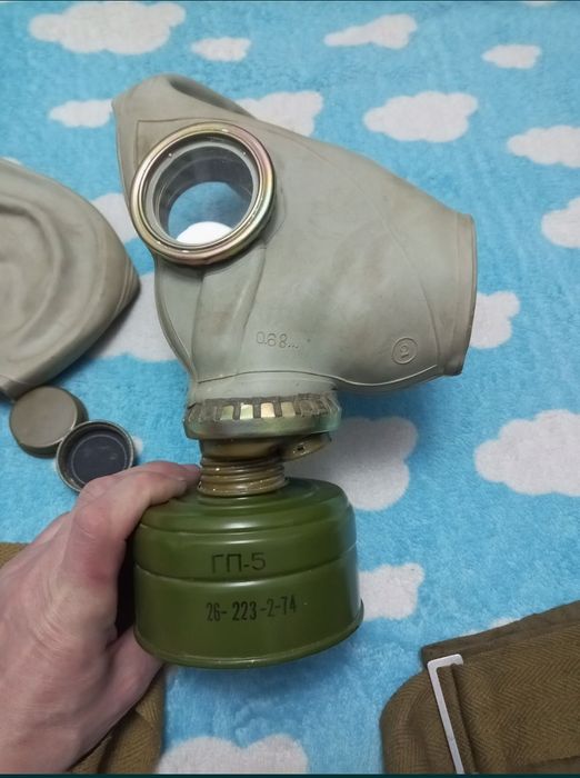 Продам  ,аптечки, противогазы при СССР..