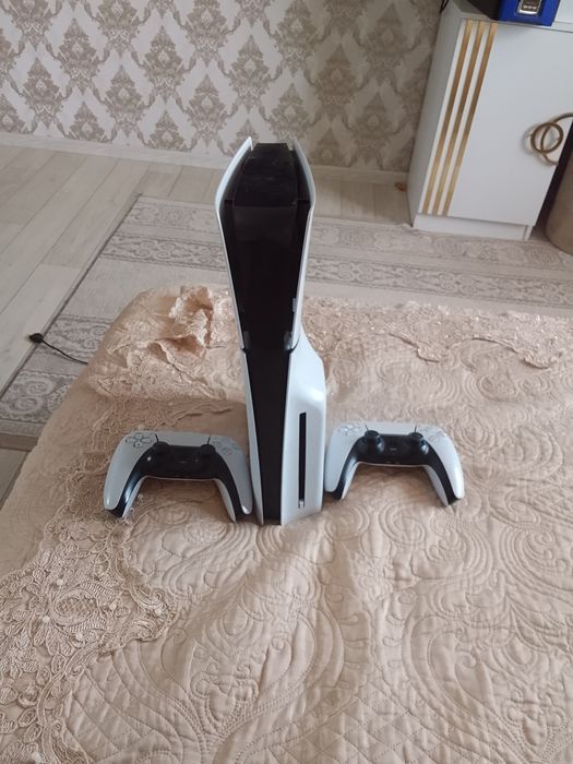Продам пс 5 почти не пользовались есть несколько игр