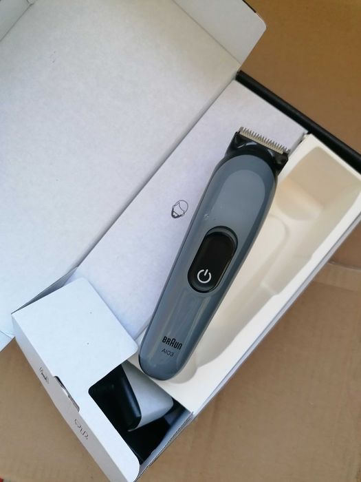 Aparat de tuns multifunctional Braun All-in-One Seria 3 AIO3540 8-in-1, Lama ultra ascutita 6 Piepteni, 1 Perie de curatare, 1 Saculet , 50 minute