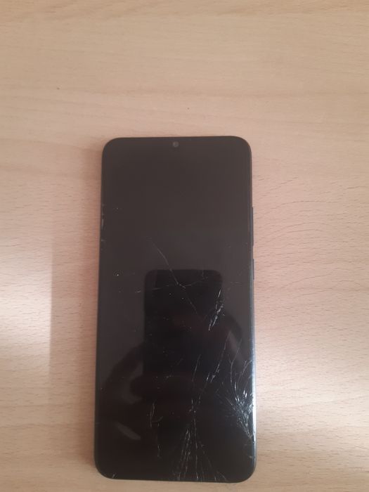 Продам телефон  экран разбит на работу не влияет