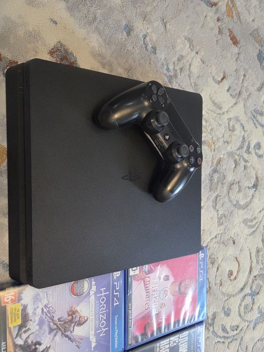 PlayStation 4 slim. Б/У. С дисками и джостиком в комплекте.