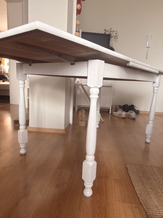 Дървена маса с разтягащи се две крила